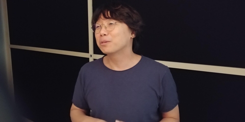 (서울=연합뉴스) 정아란 기자 = 사진작가 이명호가 30일 서울 종로구 안국동 사비나미술관에서 개인전 '까만 방, 하얀 방 그리고 그 사이 혹은 그 너머'를 설명하고 있다. 2017. 8.31. airan@yna.co.kr