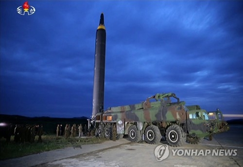 발사 준비하는 화성-12형