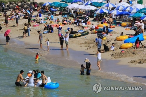 물놀이 즐기는 피서객들