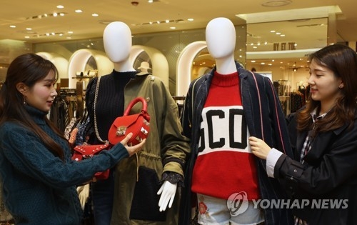 주말 백화점, 가을맞이 의류·스포츠용품 행사 - 1