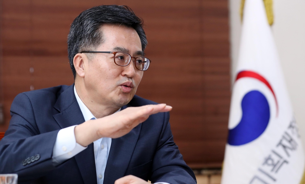 인터뷰하는 김동연 부총리