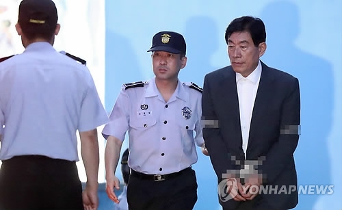 '국가정보원 댓글' 사건 파기환송심에서 국정원법·선거법 위반으로 징역 4년을 선고받은 원세훈 전 국정원장이 지난달 30일 서울 서초구 서울고등법원에서 구치소로 향하기 위해 호송차에 오르고 있다.
