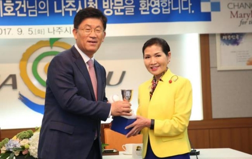 유미 호건 여사(오른쪽)와 강인규 나주시장