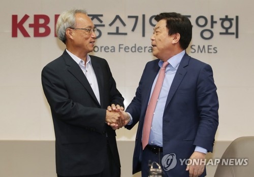 (서울=연합뉴스) 임헌정 기자 = 문성현 노사정위원장(왼쪽)이 6일 오전 서울 여의도 중소기업중앙회를 찾아 박성택 중기중앙회장과 악수하며 인사를 나누고 있다. 2017.9.6kane@yna.co.kr