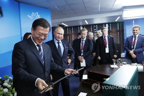 푸틴 대통령 선물 살펴보는 문재인 대통령