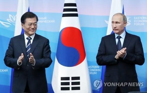 (블라디보스토크=연합뉴스) 정상회담을 마친 문재인 대통령과 블라디미르 푸틴 러시아 대통령이 6일 오후 러시아 블라디보스토크극동연방대학교에 마련된 언론발표장에서 함께 박수를 치고 있다.