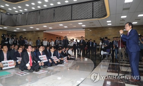 국회서 확성기 켠 한국당…"방송장악 저지" 릴레이 발언시위 - 1