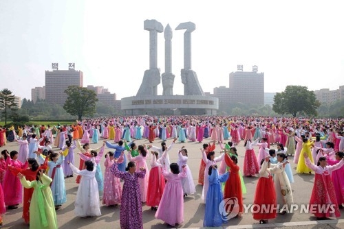 첨예한 대립 속에 열린 북한 정권 수립 기념 무도회
