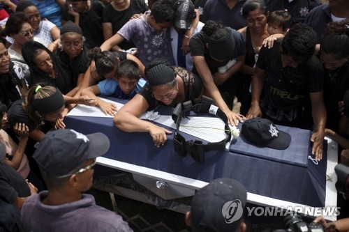 지진 희생자 장례식에서 슬퍼하는 친인척들