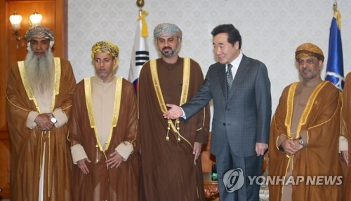 오만 하원 의장에게 자리 권하는 이낙연 총리