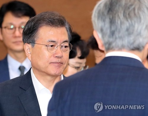 굳은 표정의 문재인 대통령