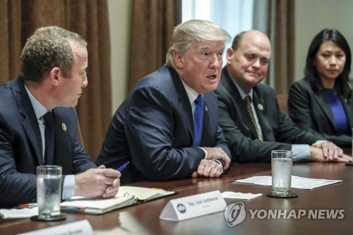 백악관에서 열린 세제개혁 관련 양당 의원 모임에서 발언하는 트럼프 대통령