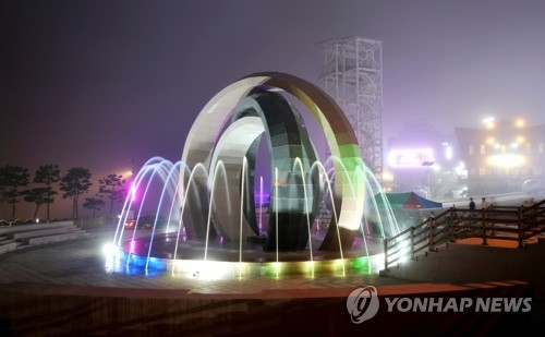 만리포해수욕장에 들어선 자원봉사자 상징탑
