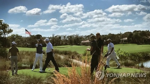골프 라운딩하는 트럼프와 아베