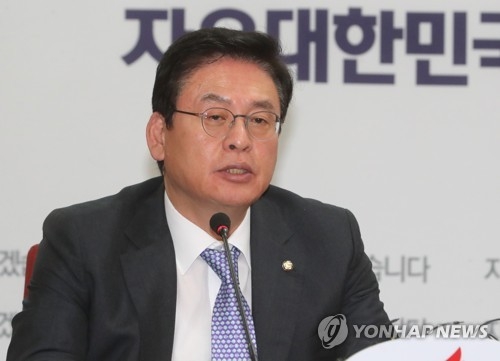 정우택 "정신 빠진 靑…대법원장에 김명수 앉힐 수 없다" - 1