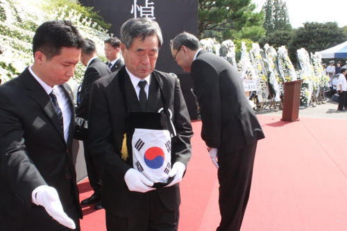 "영령들이시어 편히 쉬시길"