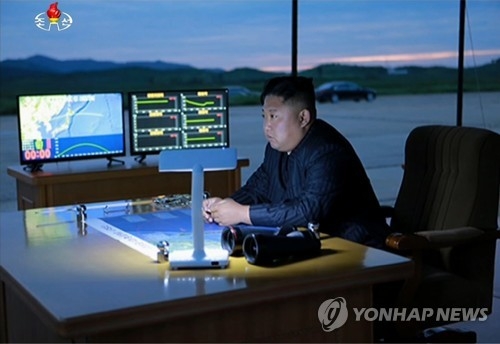 8월29일 화성-12형 발사장면 참관하는 김정은 노동당 위원장