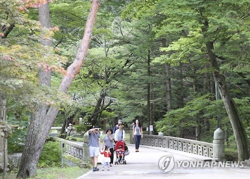 충북 유원지 초가을 즐기려는 인파로 북적 - 1
