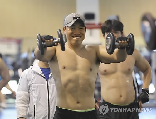 진천 선수촌에서 체력 훈련 중인 봅슬레이 국가대표 선수들.