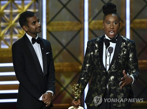 흑인여성 최초 에미상 코미디 각본상 수상자 리나 웨이스
