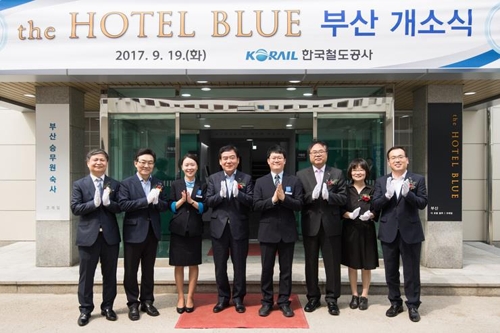 '더 호텔 블루 부산' 개소식 후 기념 촬영하는 코레일 관계자들