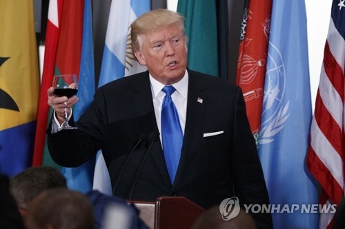 유엔 정상들과의 오찬에서 건배 제의하는 트럼프 대통령