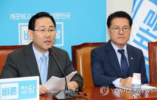 바른정당 주호영 대표 권한대행 겸 원내대표(왼쪽)