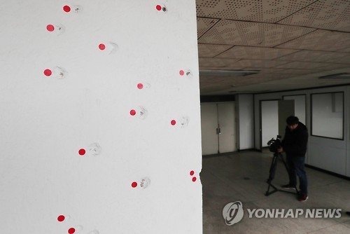 전일빌딩 3차 증·개측 건물 10층 내부에 남은 헬기사격 탄흔