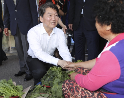 청주 육거리시장 찾은 안철수 대표