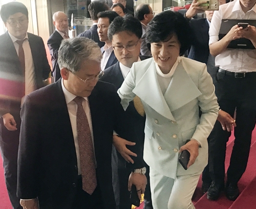 김동철에게 다가가는 추미애