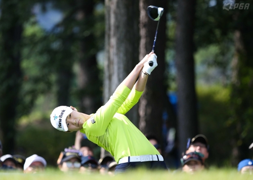 티샷하는 박성현.(KLPGA 제공)