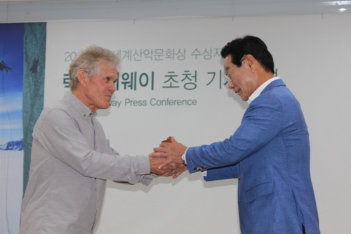K2에서 가져온 돌 선물하는 릭 리지웨이