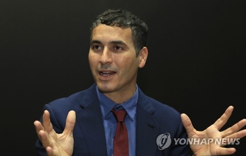 (서울=연합뉴스) 서명곤 기자 = 압델라 카룸 카타르현대미술관 관장이 22일 오후 국내 최대 규모의 미술품 장터인 '한국국제아트페어'(KIAF 2017)가 열리고 있는 서울 강남구 코엑스에서 연합뉴스와 인터뷰를 갖고 KIAF를 둘러본 소감에 대해 말하고 있다. 2017.9.22 seephoto@yna.co.kr