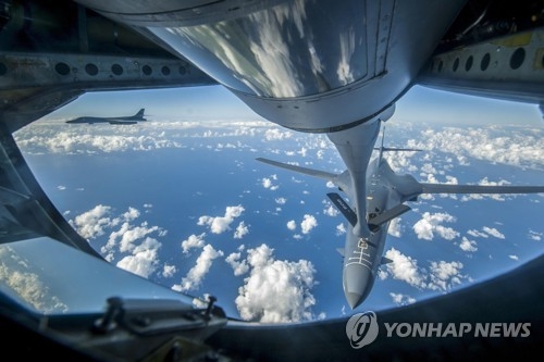 美 '죽음의 백조' B-1B랜서 北동해 공역비행…'무력시위' 전개(종합3보) - 2