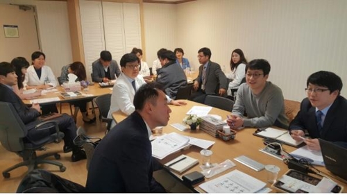 경희의료원 의료진·트위니 연구진의 '챗봇' 개발 회의 모습