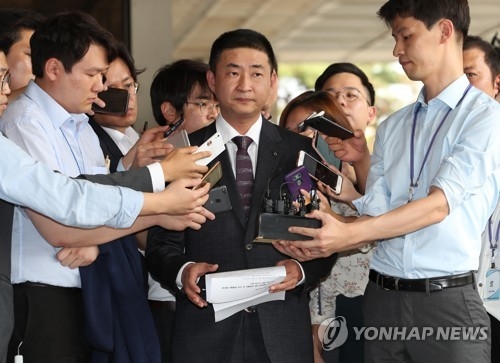 (서울=연합뉴스) 임헌정 기자 = 고(故) 노무현 전 대통령 아들 건호 씨가 25일 오후 서울 서초구 서울중앙지검에서 '부부싸움 끝에 권양숙 씨가 가출하고, 노 전 대통령이 스스로 목숨을 끊었다'는 글을 페이스북에 올린 자유한국당 정진석 의원에 대해 사자(死者) 명예훼손 혐의로 고소장을 제출하기 위해 민원실로 향하고 있다. 2017.9.25kane@yna.co.kr