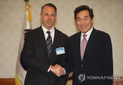 이베이 최고경영자와 악수하는 이낙연 총리