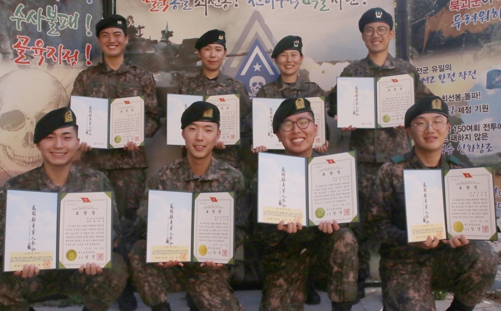 말벌에 쏘인 벌초객에게 응급치료해준 육군 3사단 장병들이 표창과 포상 휴가증을 내보이고 있다.