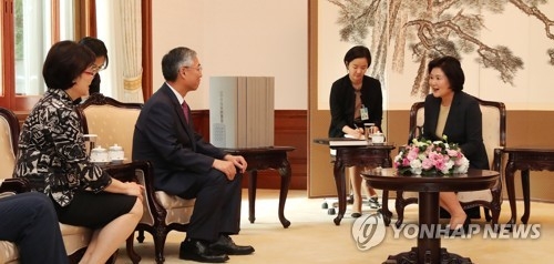 주한 중국대사 내외와 환담하는 김정숙 여사