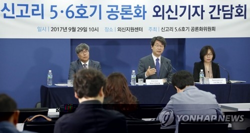 질문에 답하는 김지형 위원장