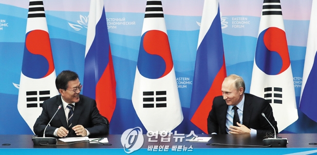 9월 6일 동방경제포럼(EEF)에서 블라디미르 푸틴(우) 러시아 대통령이 한국 축구팀의 2018년 러시아 월드컵 본선 진출을 축하하자, 문재인 대통령이 감사의 뜻을 표하며 크게 웃고 있다. 김주형 연합뉴스 기자