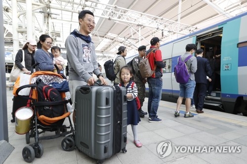 추석 연휴 시작, '시골 다녀오겠습니다' (서울=연합뉴스) 이상학 기자 = 추석 연휴가 시작된 30일 오전 서울역에서 시민들이 고향으로 가는 열차에 탑승하고 있다. 2017.9.30leesh@yna.co.kr(끝)