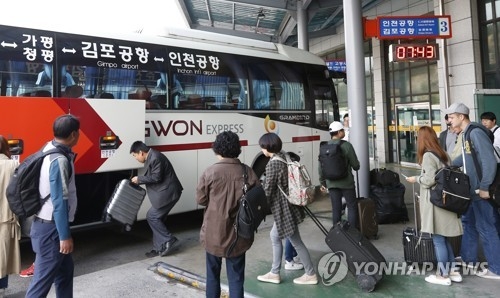 (춘천=연합뉴스) 양지웅 기자 = 열흘간의 추석연휴가 시작된 30일 오전 강원 춘천시외버스터미널에서 여행객들이 김포공항, 인천공항행 버스를 타기 위해 줄을 서고 있다. 2017.9.30 yangdoo@yna.co.kr