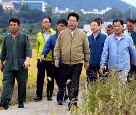 김영록 농식품부 장관, 쌀 수확 현장 찾아