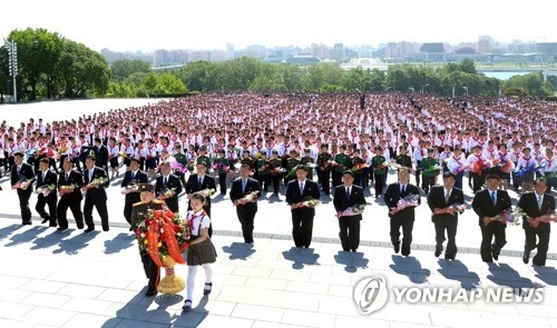 김일성·김정일 부자 동상에 꽃바구니를