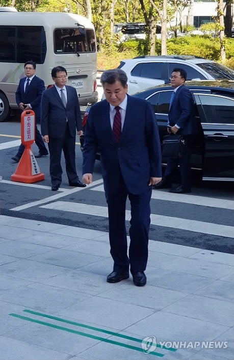 포토라인에 서는 박인규 대구은행장
