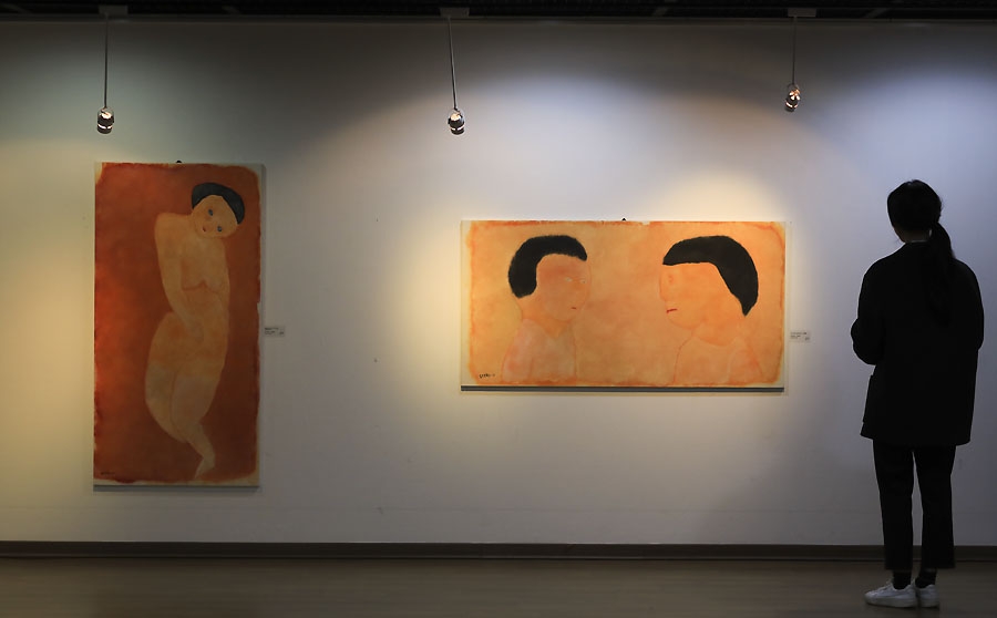 목포문화예술회관에서 전시되고 있는 외국 작가들의 수묵 작품들(성연재 기자)