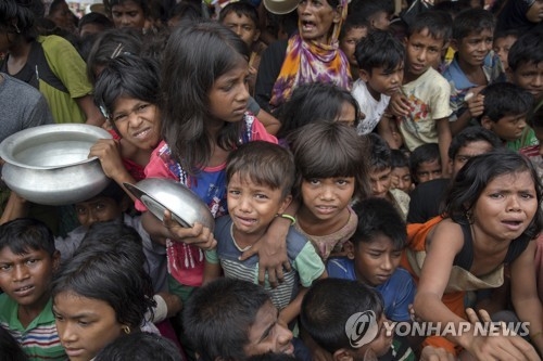 식량 배급 기다리는 방글라데시 난민촌의 로힝야족 아이들[AP=연합뉴스 자료사진]