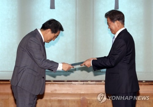 문 대통령, 노영민 주 중국대사에게 신임장 수여