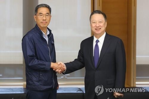박용만 대한상의 회장(오른쪽)과 김주영 한국노총 위원장
